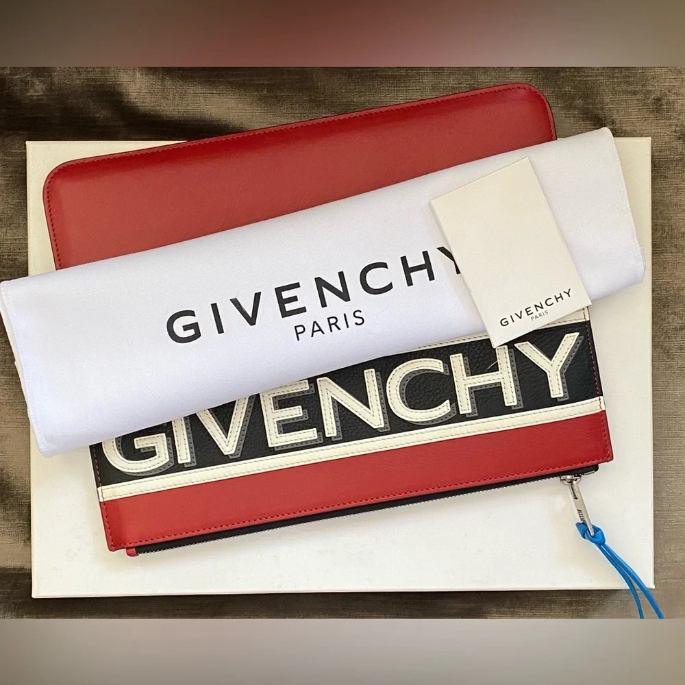 ✨BRAND NEW ✨💯% AUTHENTIC CIVENCHY LEATHER CLUTCH UNISEX